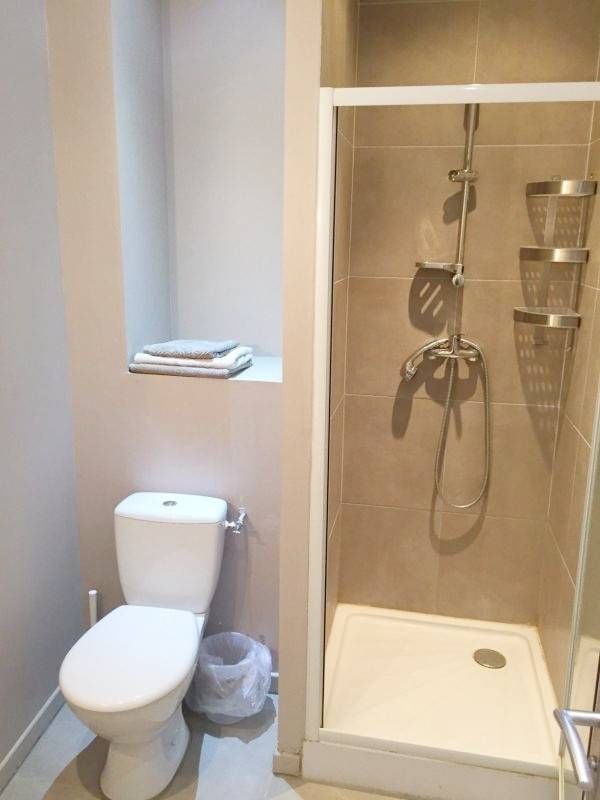 Petite salle de bain toute équipée